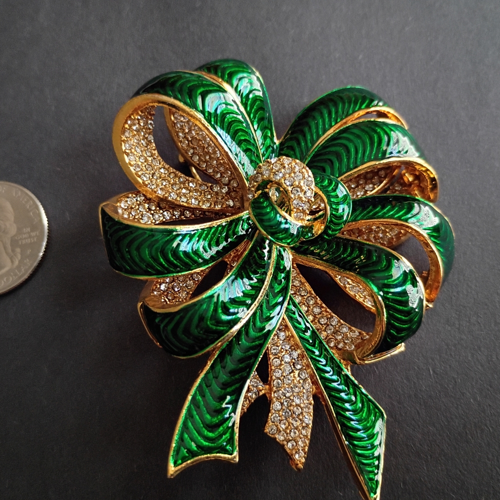 Elegant Green and Gold Bow Brooch